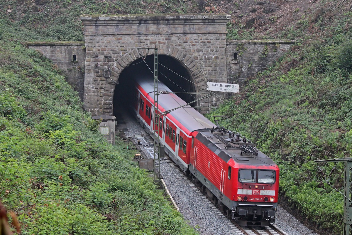143 854 zog am 1.9.14 die S6 nach Köln-Nippes aus dem Höseler Tunnel.
