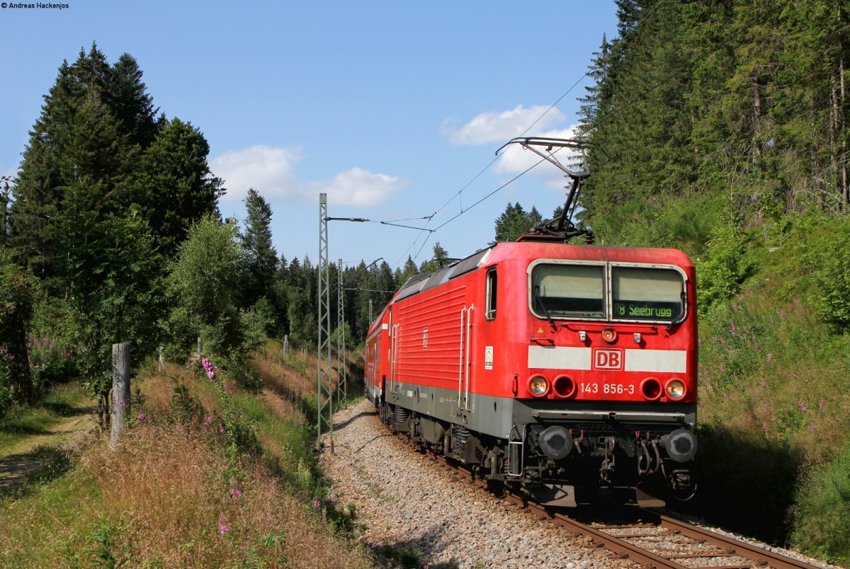 143 856-3 und 143 312-7 mit der RB 26993 (Freiburg(Brsg)Hbf-Seebrugg) am Windgfällweiher 14.7.15