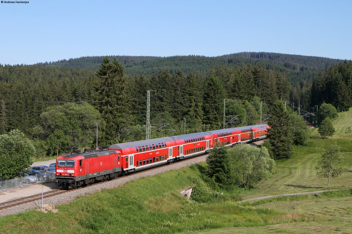 143 856-3 und 143 810-0 mit der RB 17280 (Seebrugg-Freiburg(Brsg)Hbf) in Altglashütten 10.7.16