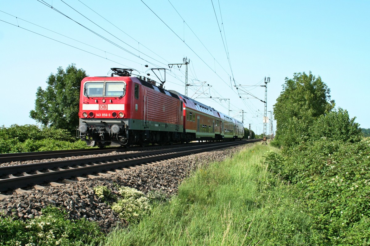 143 856-3, die 2010 als Ersatz fr die im Bw Freiburg verunfallte und Anfang 2011 verschrottete 143 331-7 nach Freiburg kam, mit dem Nachmittagsverstrker von Freiburg (Breisgau) Hbf nach Neuenburg (Baden) am 02.08.13 bei der Einfahrt in Mllheim (Baden).