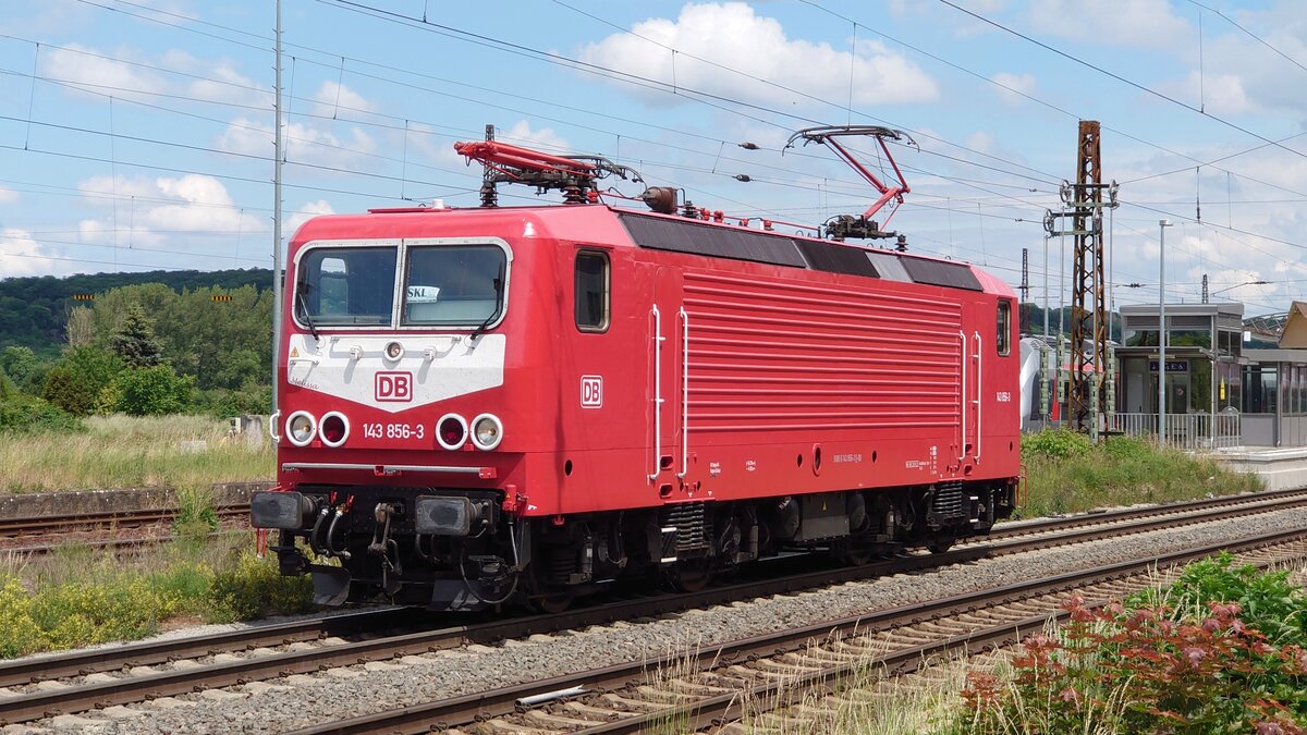 143 856-3 D-DB wartet am 7.6.22 in Naumburg (Saale) Hbf auf Ausfahrt