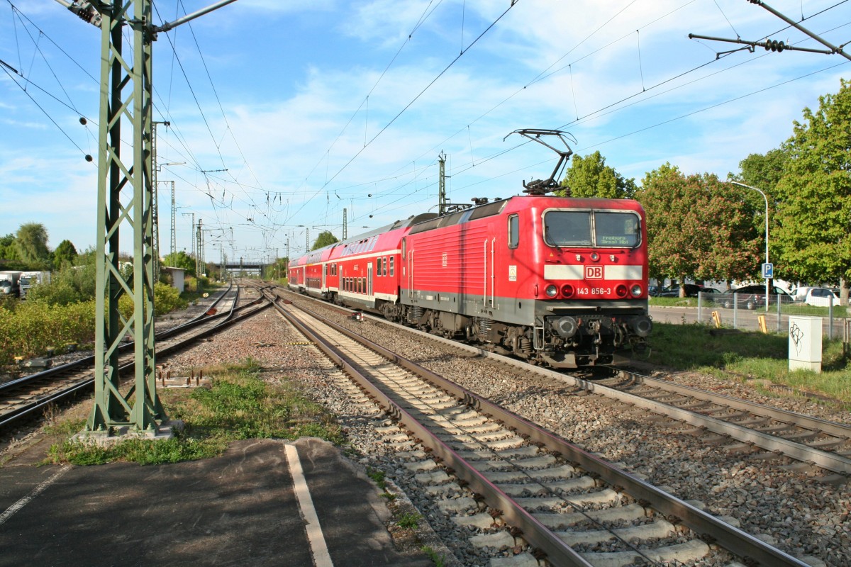 143 856-3 mit der HVZ-RB von Neuenburg (Baden) nach Freiburg (Breisgau) Hbf am Nachmittag des 17.04.14 beim Verlassen des Bahnhofs Müllheim (Baden).