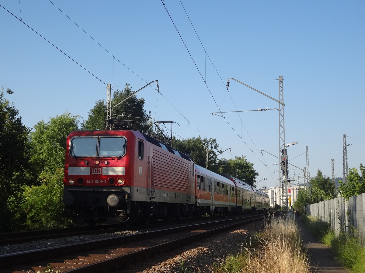 143 856 fhrt mit einer RB von Freiburg nach Neustadt am Freiburger Betriebswerk vorbei. (Sommer 2013)