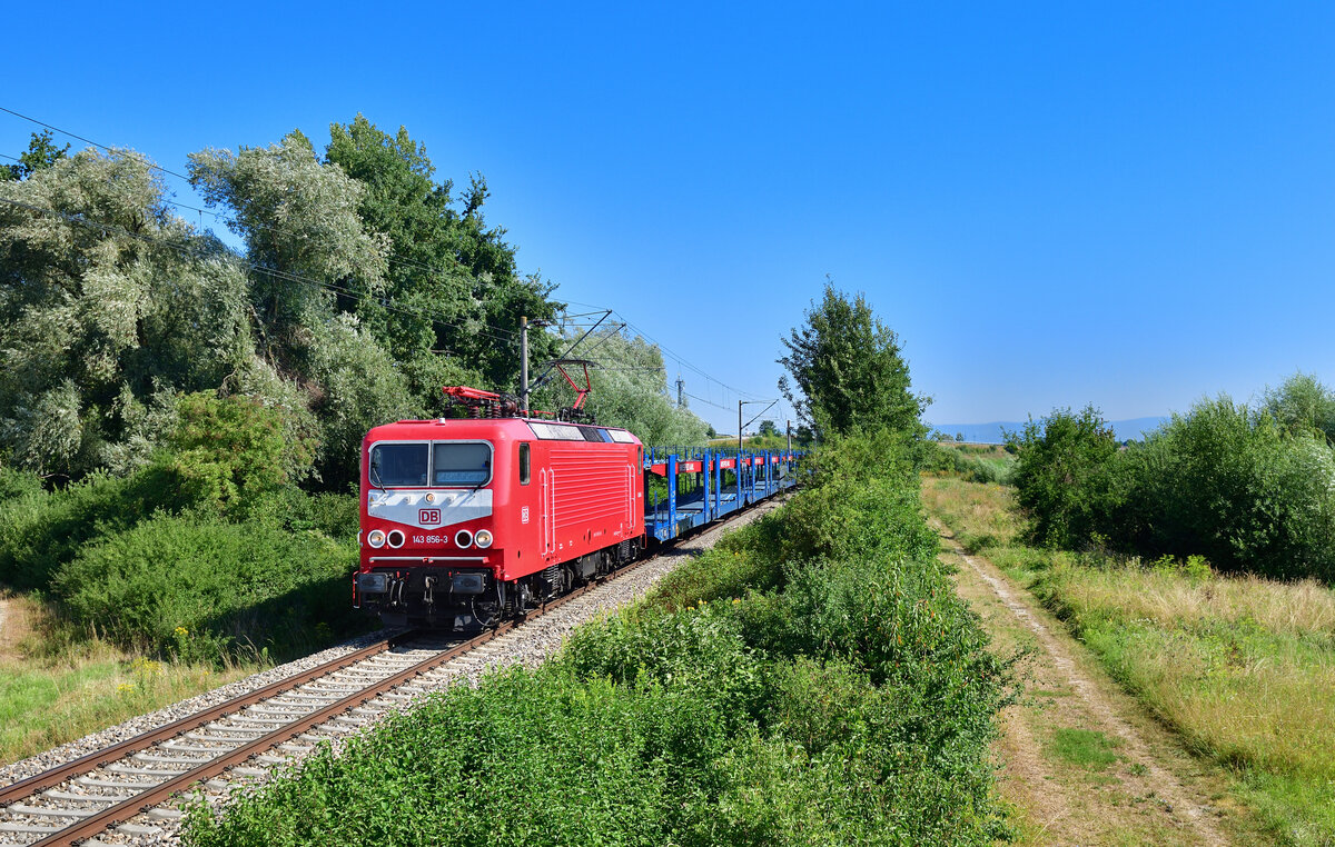 143 856 mit einem leeren Autozug am 25.07.2022 bei Wallersdorf.