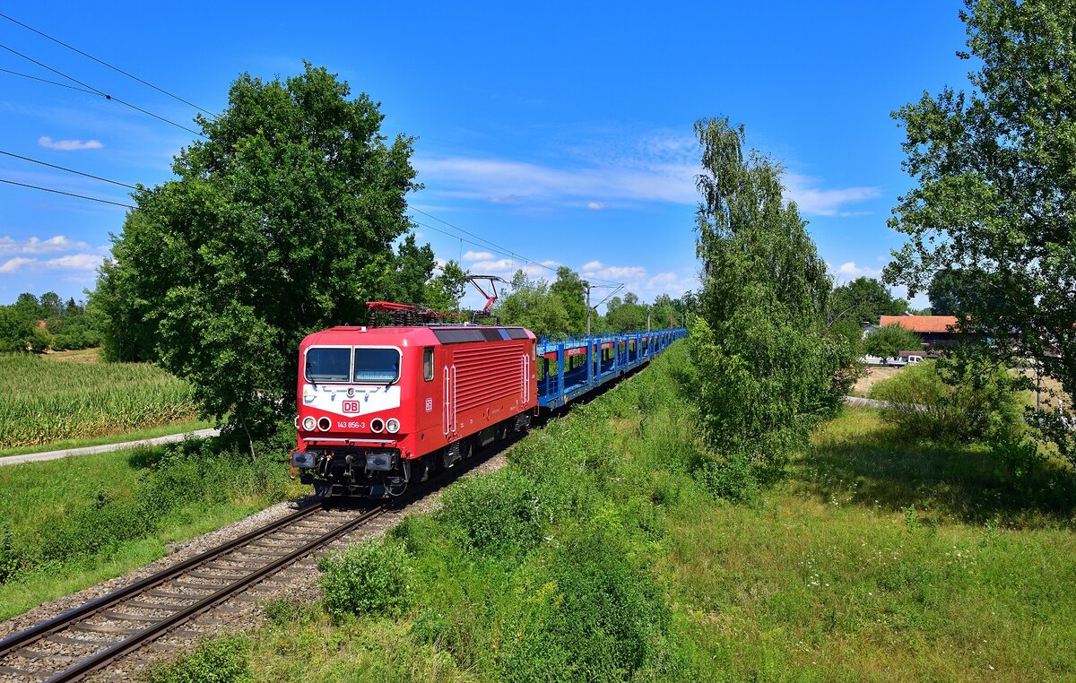 143 856 mit einem leeren Autozug am 25.07.2022 bei Schwaigen.