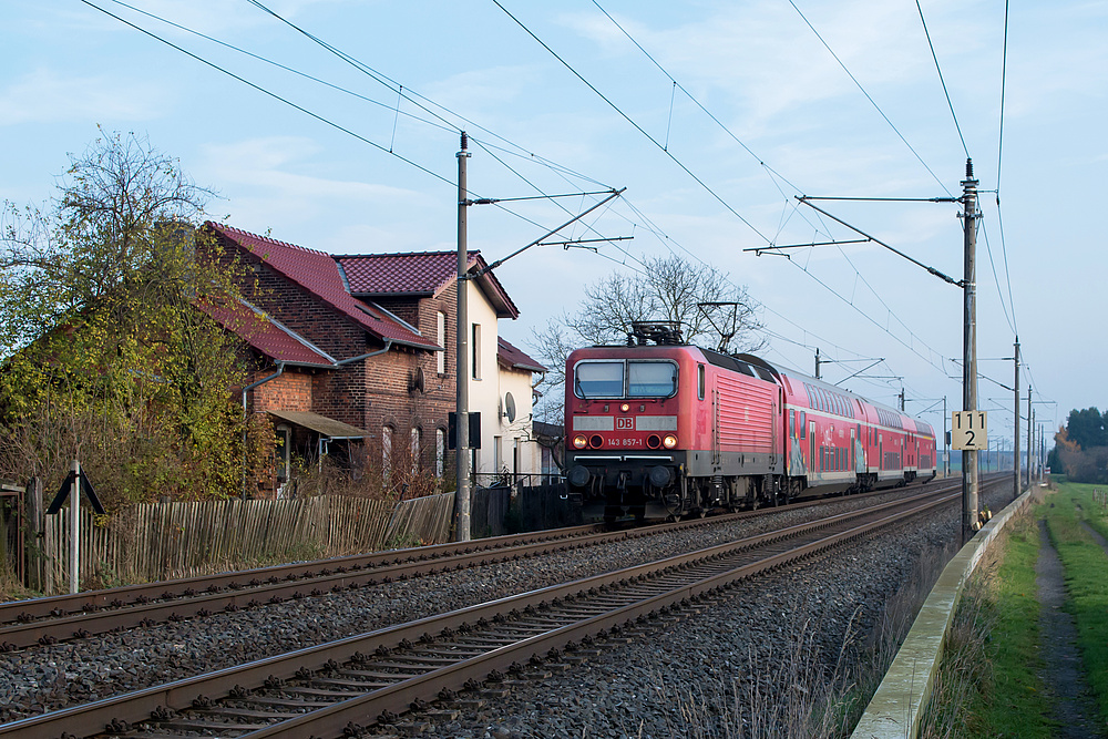 143 857-1 mit RE 4658 nach Kassel-Wilhelmshöhe am 26.11.2014 in Wipperdorf.
