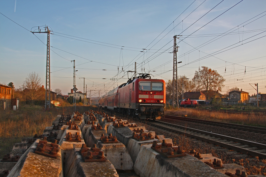 143 857 verlässt am 22.11.14 den Bf Röblingen gen Sangerhausen