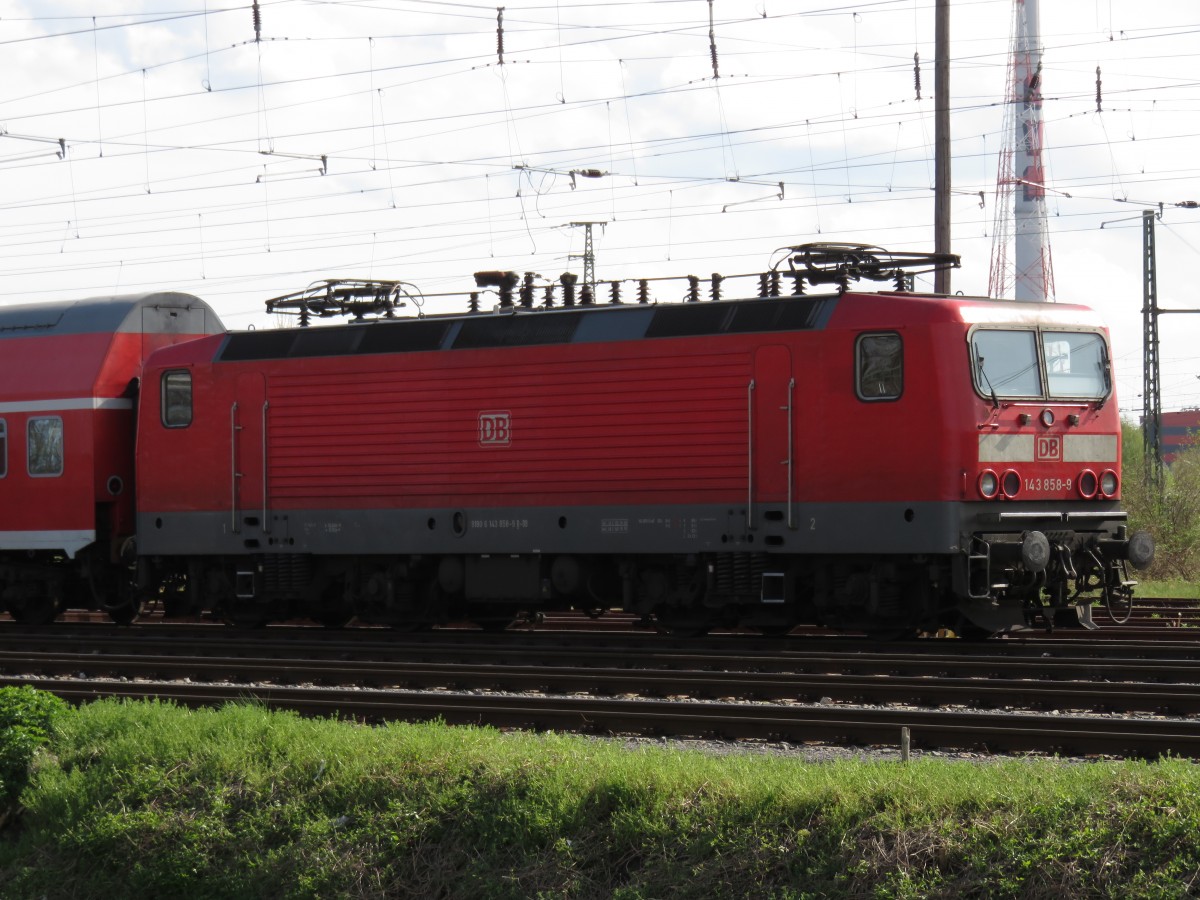 143 858 9 in Halle (Saale) Hbf am 26.04.2015