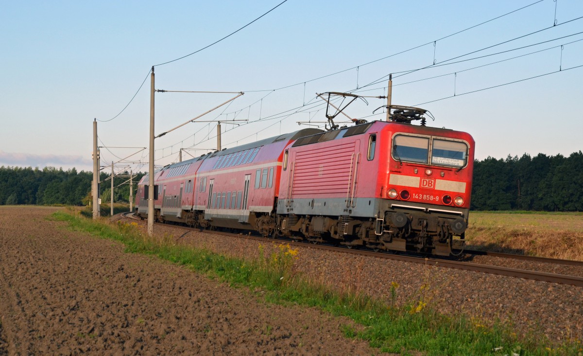 143 858 durchfährt am Morgen des 05.09.15 mit einer RB nach Wittenberg Burgkemnitz.
