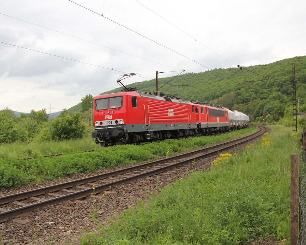 143 864 (MEG 606) und 155 195 (MEG 704) mit Zementzug in Fahrtrichtung Sden. Aufgenommen am 23.05.2013 in Wernfeld.