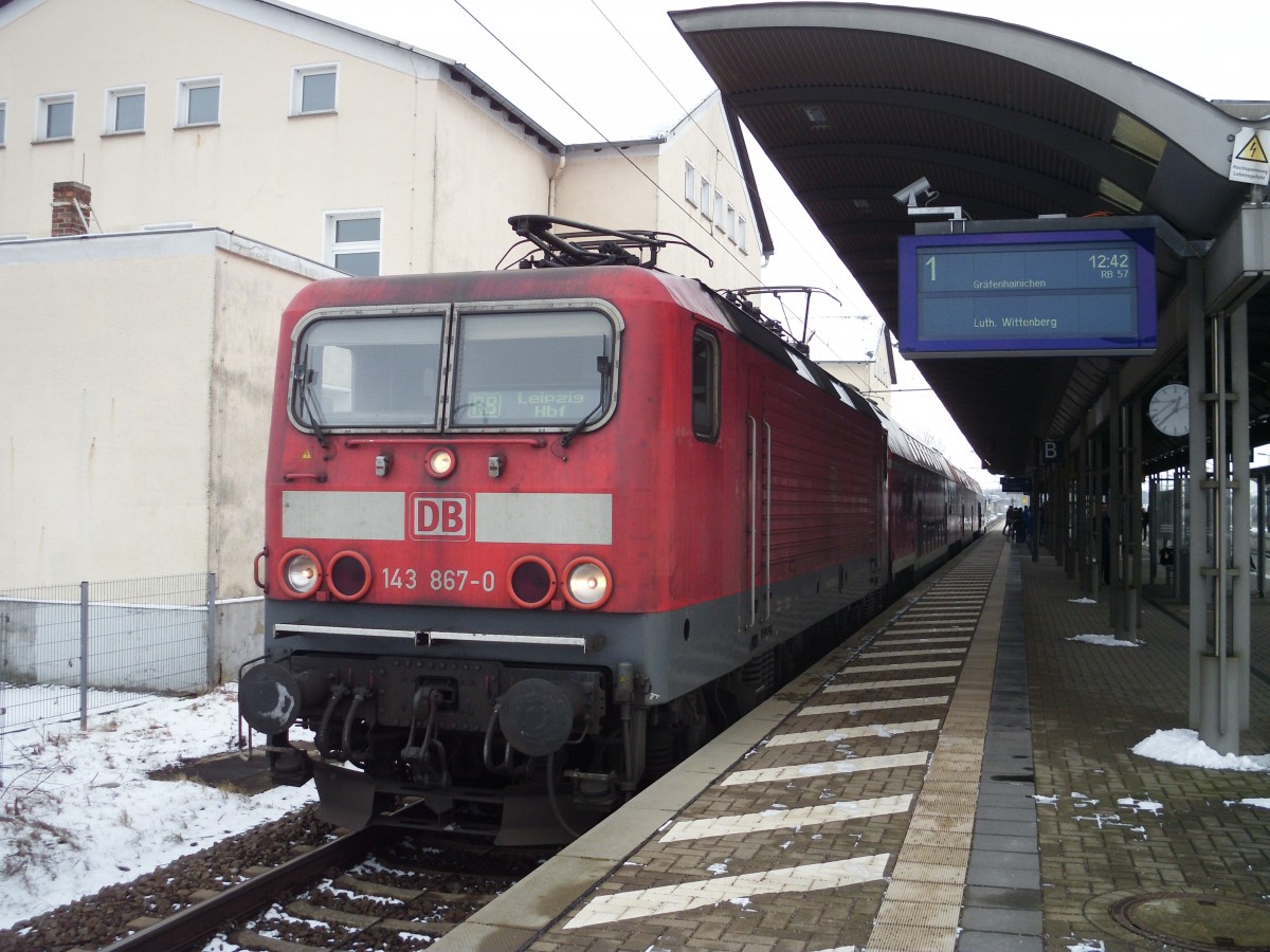 143 867-0 vor einer RB nach Lutherstadt Wittenberg beim Halt in Bitterfeld.