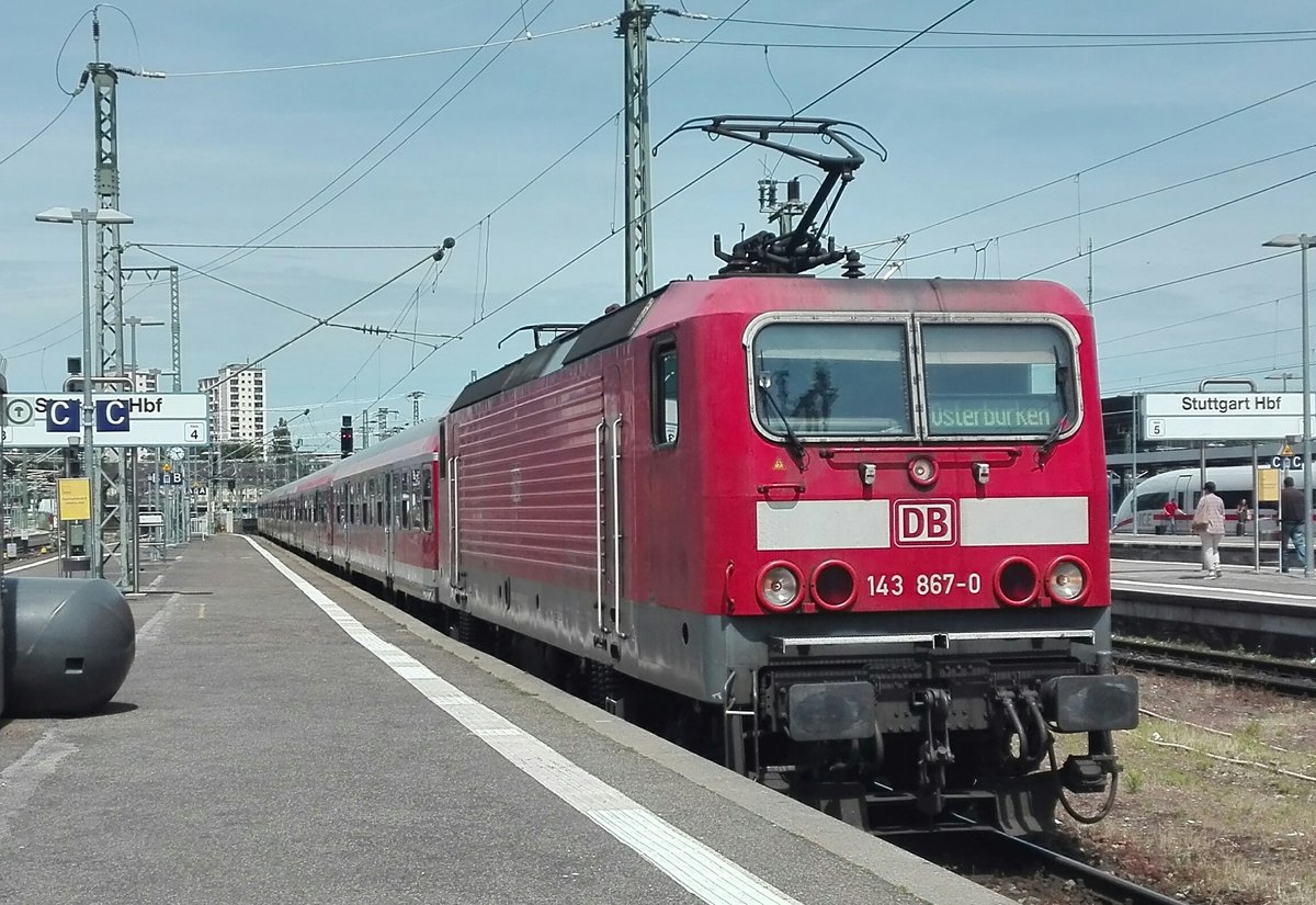 143 867 zieht ihre 5 n-Wagen Garnitur in den Stuttgarter Hbf.