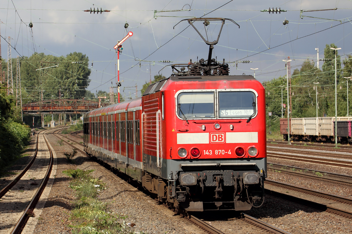143 870-4 hinter der S6 nach Essen Hbf. bei der Ausfahrt aus Dsseldorf-Rath 16.9.2013