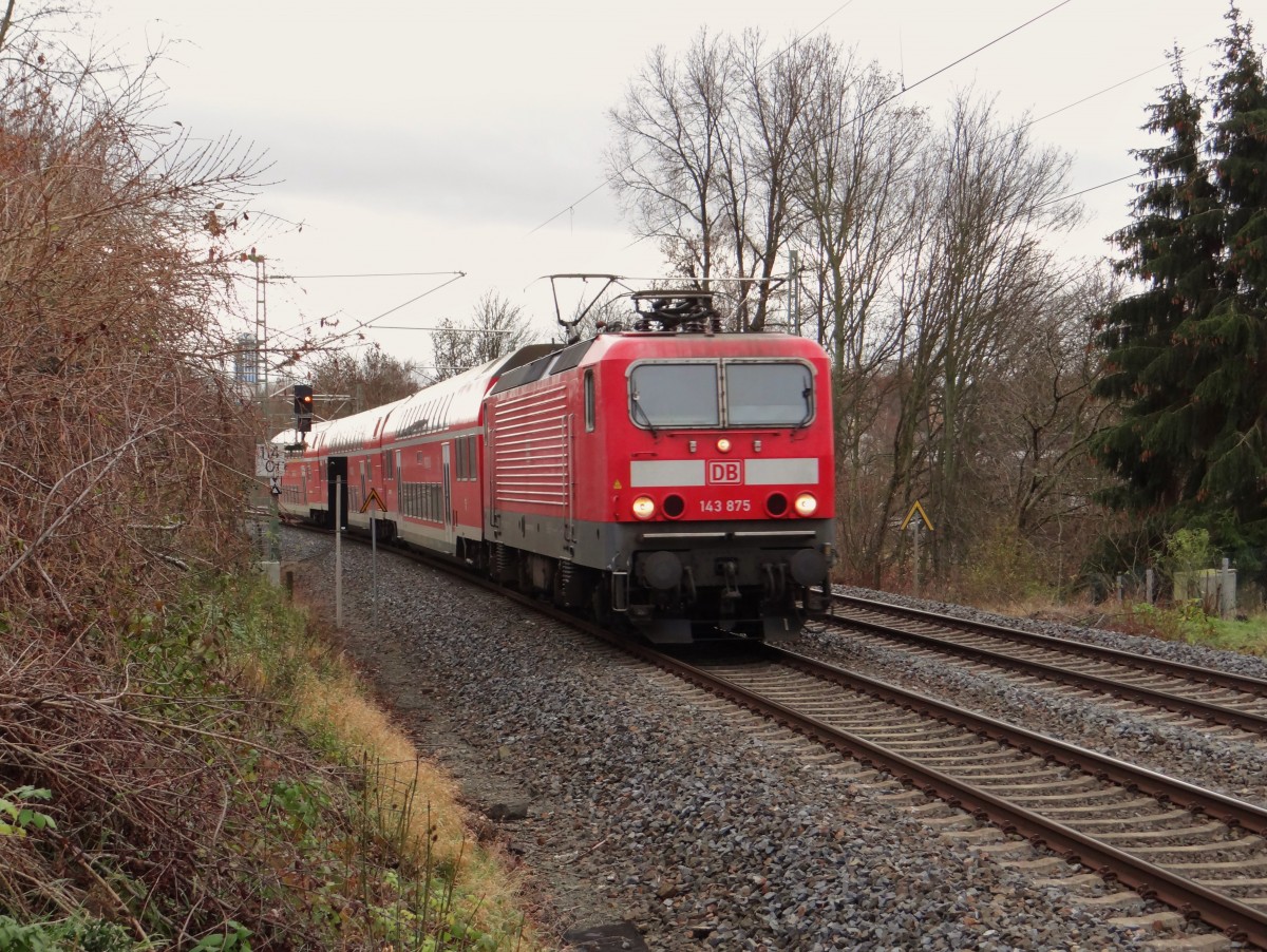 143 875 zu sehen mit einem RE von Hof Hbf nach Dresden Hbf am 01.12.15 in Plauen/V.