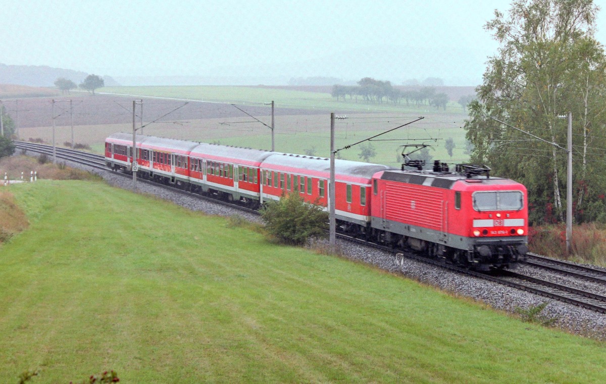 143 876 zog am 1.10.04 vier n-Wagen als RE von Treuchtlingen nach Würzburg. Bei Mörlbach passierte sie den Strecken-km 87.