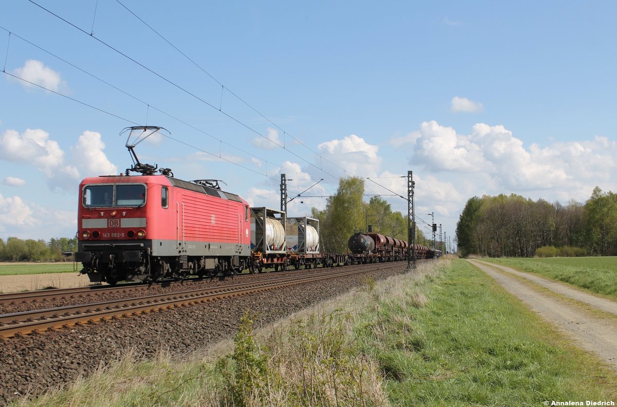 143 882-9 DB mit gemischtem Güterzug am 26.04.2017 bei Woltorf 