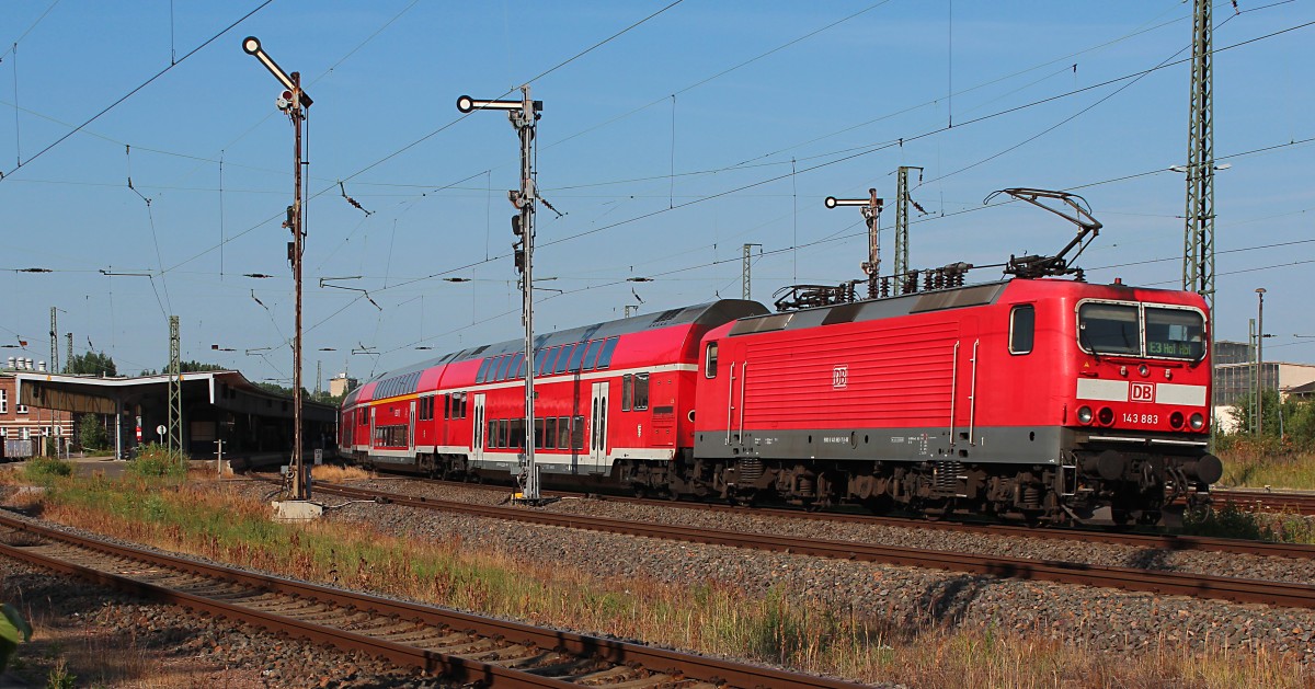 143 883-7 erreicht am 12.07.2015 mit ihren RE 4782 (Dresden Hbf - Hof Hbf) gerade Zwickau (Sachs) Hbf.