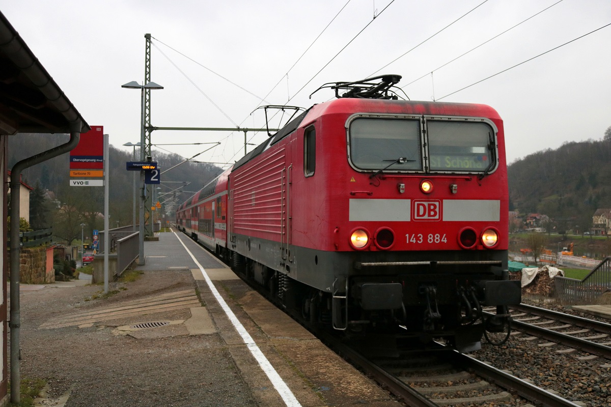 143 884 der S-Bahn Dresden (DB Regio Südost) als S 31733 (S1) von Meißen Triebischtal nach Schöna erreicht den Hp Obervogelgesang auf der Bahnstrecke Děčín–Dresden-Neustadt (KBS 241.1 | Elbtalstrecke) auf Gleis 2. [16.12.2017 | 12:58 Uhr]