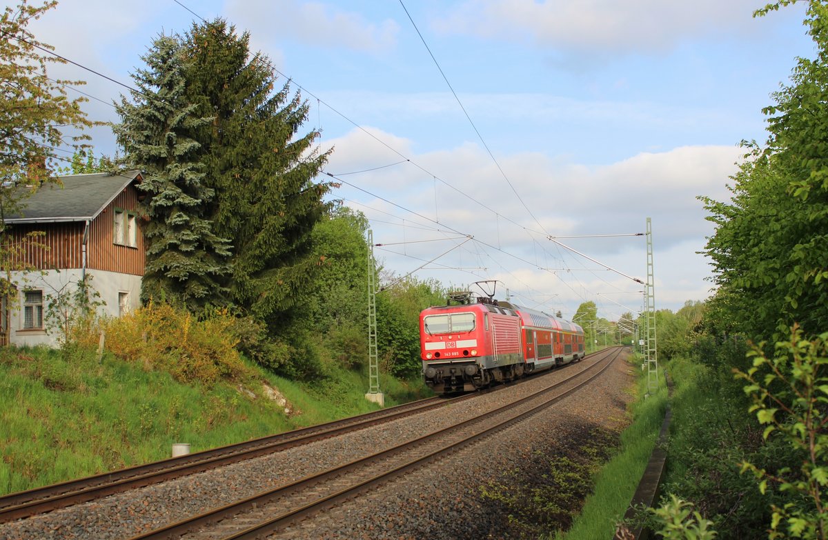 143 885 mit RE 4785 zu sehen am 14.05.16 bei Oberjößnitz.