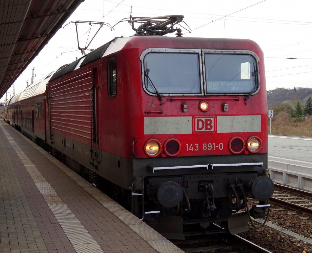 143 891-0 hat am 05. Dezember 2015 mit einer RB aus Saalfeld (Saale) soeben den Endbahnhof Naumburg (Saale) Hbf erreicht.