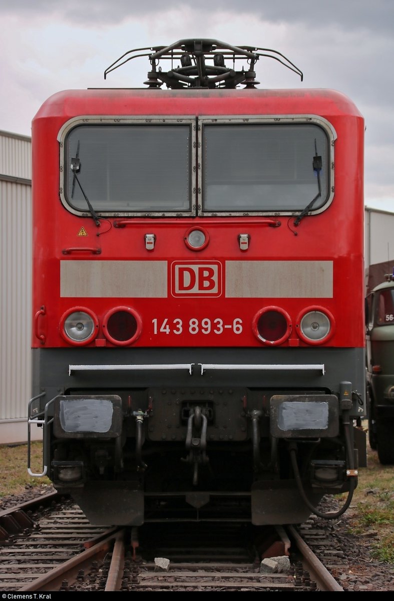 143 893-6 von DB Regio Südost steht anlässlich des Sommerfests des DB Museums Halle (Saale) unter dem Motto  Diesellokomotiven der ehemaligen DR  auf dem Gelände der DB Werkstatt Halle (Saale).
Bis zum 24.2.2019 wurde die Lok an die Salzland Rail Service GmbH (SRS) vermietet.
[25.8.2018 | 14:51 Uhr]
