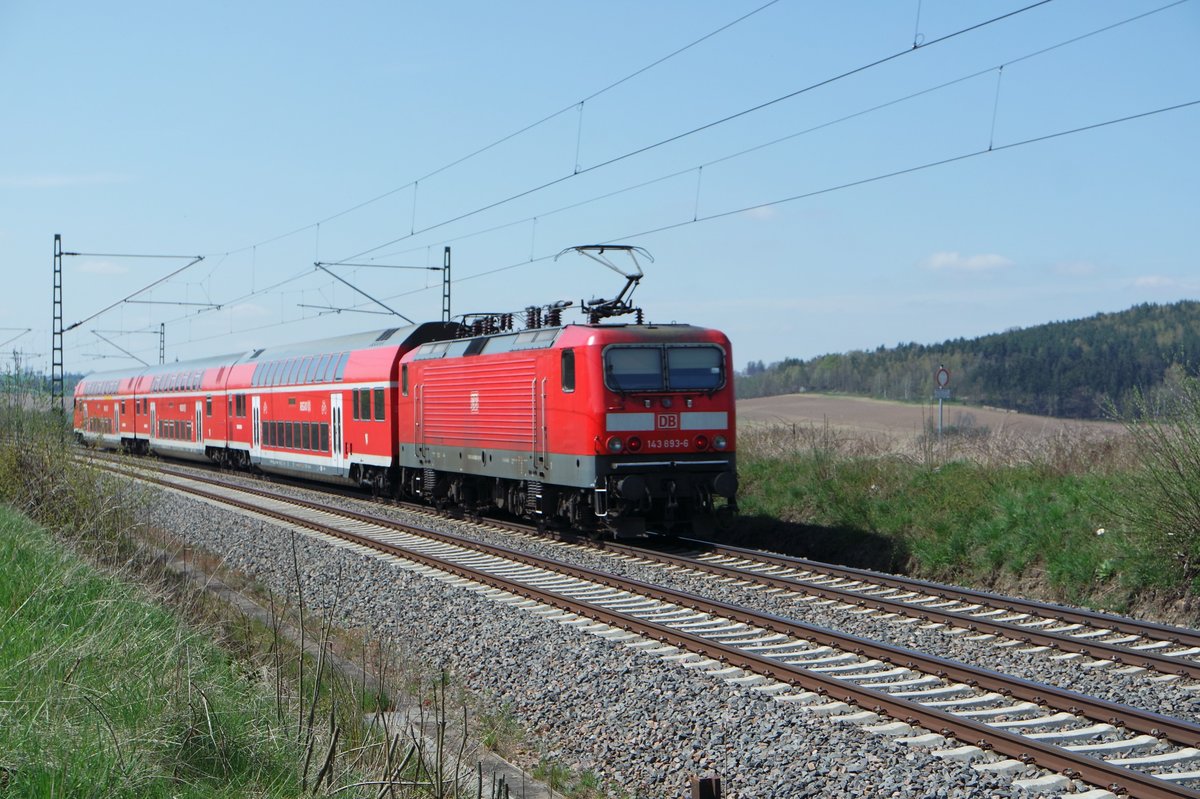 143 893 schiebt am 22.04.2016 einen RE nach Hof durch Obermylau(Vogtl.)