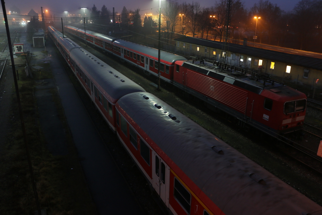 143 899-3 steht, zusammen mit zwei n-Wagen-Garnituren, über Nacht im BW Tübingen.