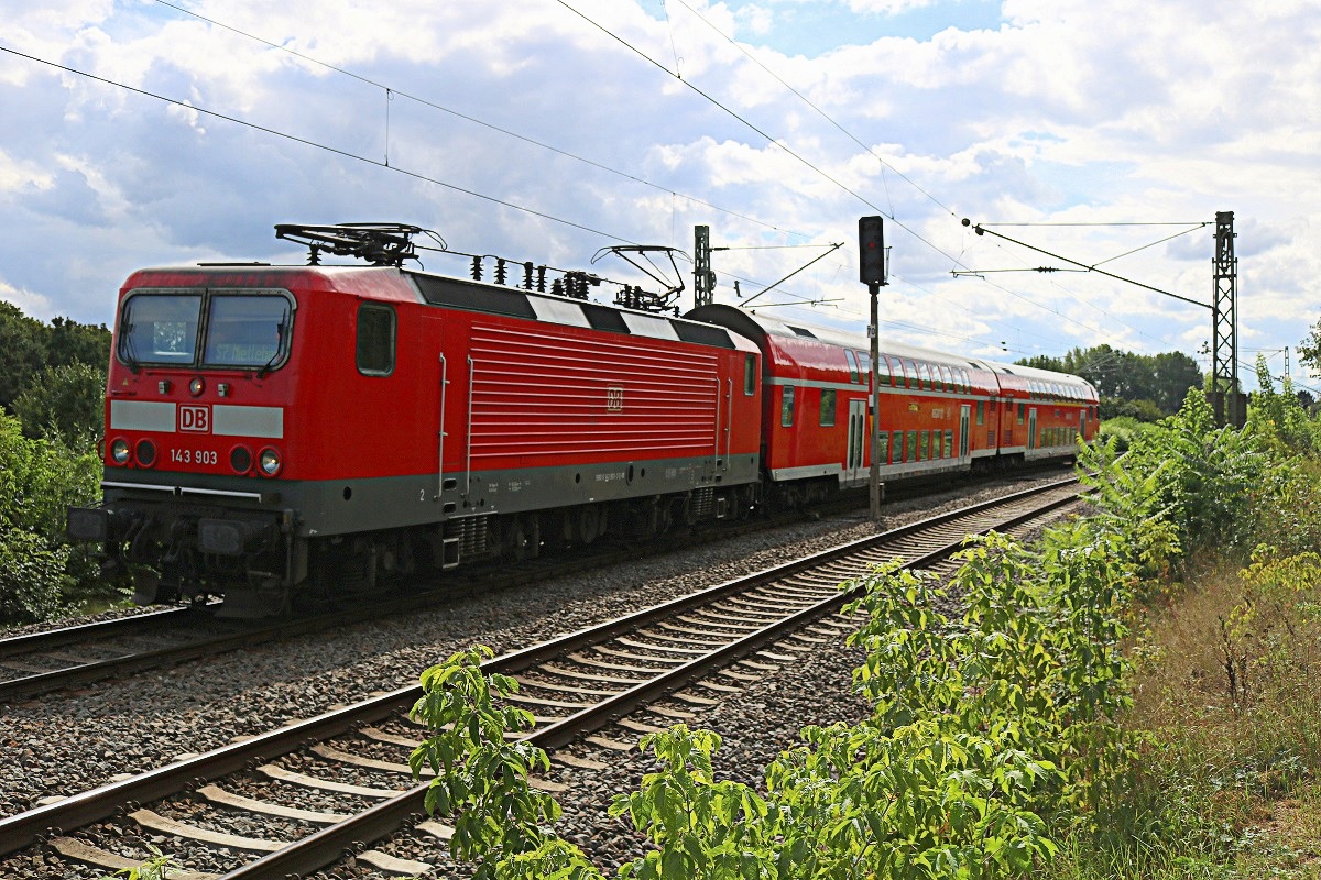 143 903 der S-Bahn Mitteldeutschland (DB Regio Südost) als S 37734 (S7) von Halle(Saale)Hbf Gl. 13a nach Halle-Nietleben erreicht den Hp Halle Zscherbener Straße auf der Bahnstrecke Merseburg–Halle-Nietleben (KBS 588). [10.9.2017 | 13:40 Uhr]