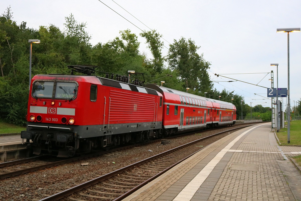 143 903 der S-Bahn Mitteldeutschland (DB Regio Südost) als S 37752 (S7) von Halle(Saale)Hbf Gl. 13a nach Halle-Nietleben erreicht den Hp Halle Zscherbener Straße auf der Bahnstrecke Merseburg–Halle-Nietleben (KBS 588). [9.9.2017 | 18:13 Uhr]