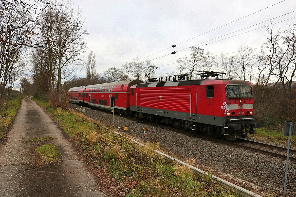 143 903 der S-Bahn Mitteldeutschland (DB Regio Südost) als S 37735 (S7) von Halle-Nietleben nach Halle(Saale)Hbf Gl. 13a fährt bei Halle-Südstadt auf der Bahnstrecke Halle–Hann. Münden (KBS 590). [24.12.2017 | 13:02 Uhr]