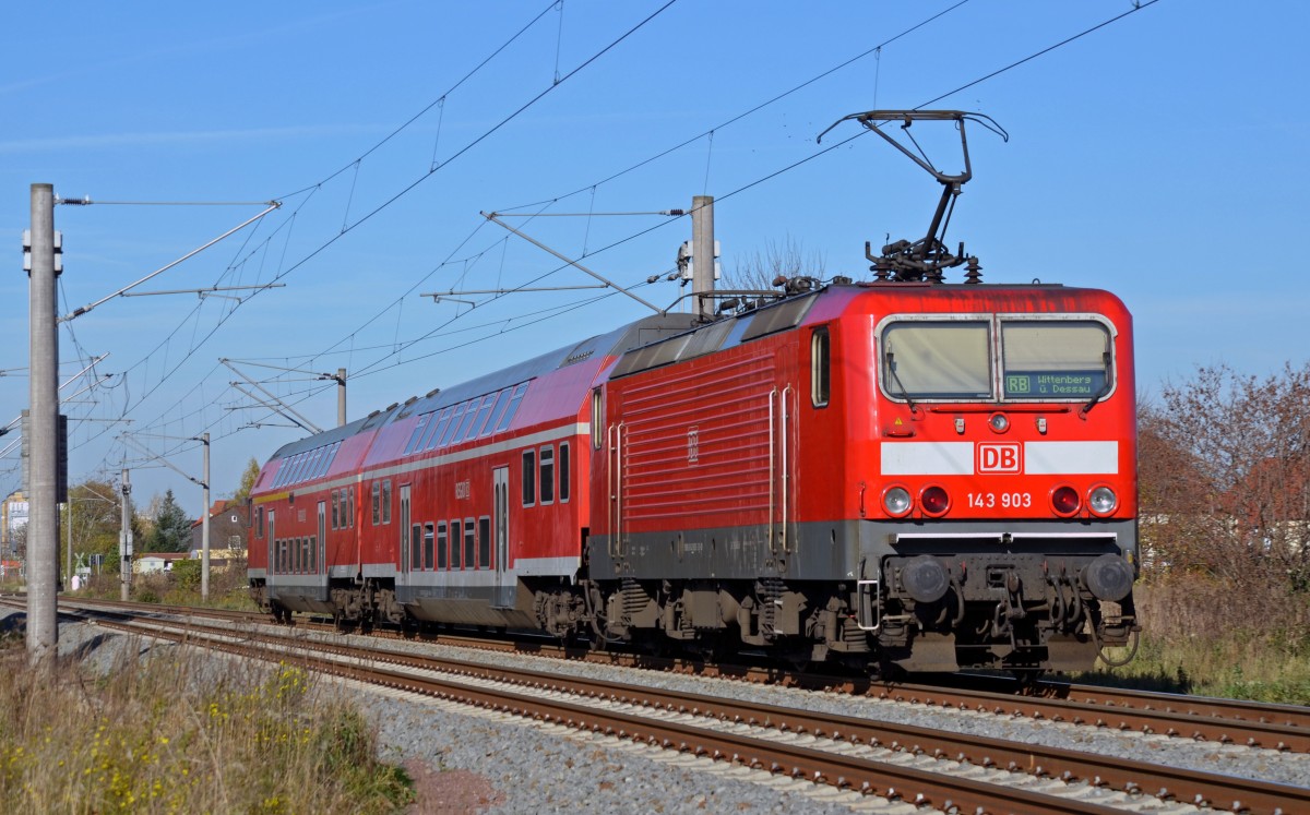 143 903 schob am 31.10.13 ihre nur aus zwei Wagen bestehende RB von Leipzig nach Falkenberg durch Greppin.