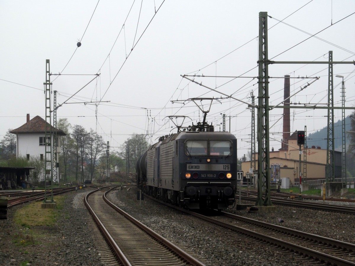 143 908-2 und eine weitere 143er der RBH ziehen am 05. April 2014 einen Kesselwagenzug durch Kronach in Richtung Saalfeld.
