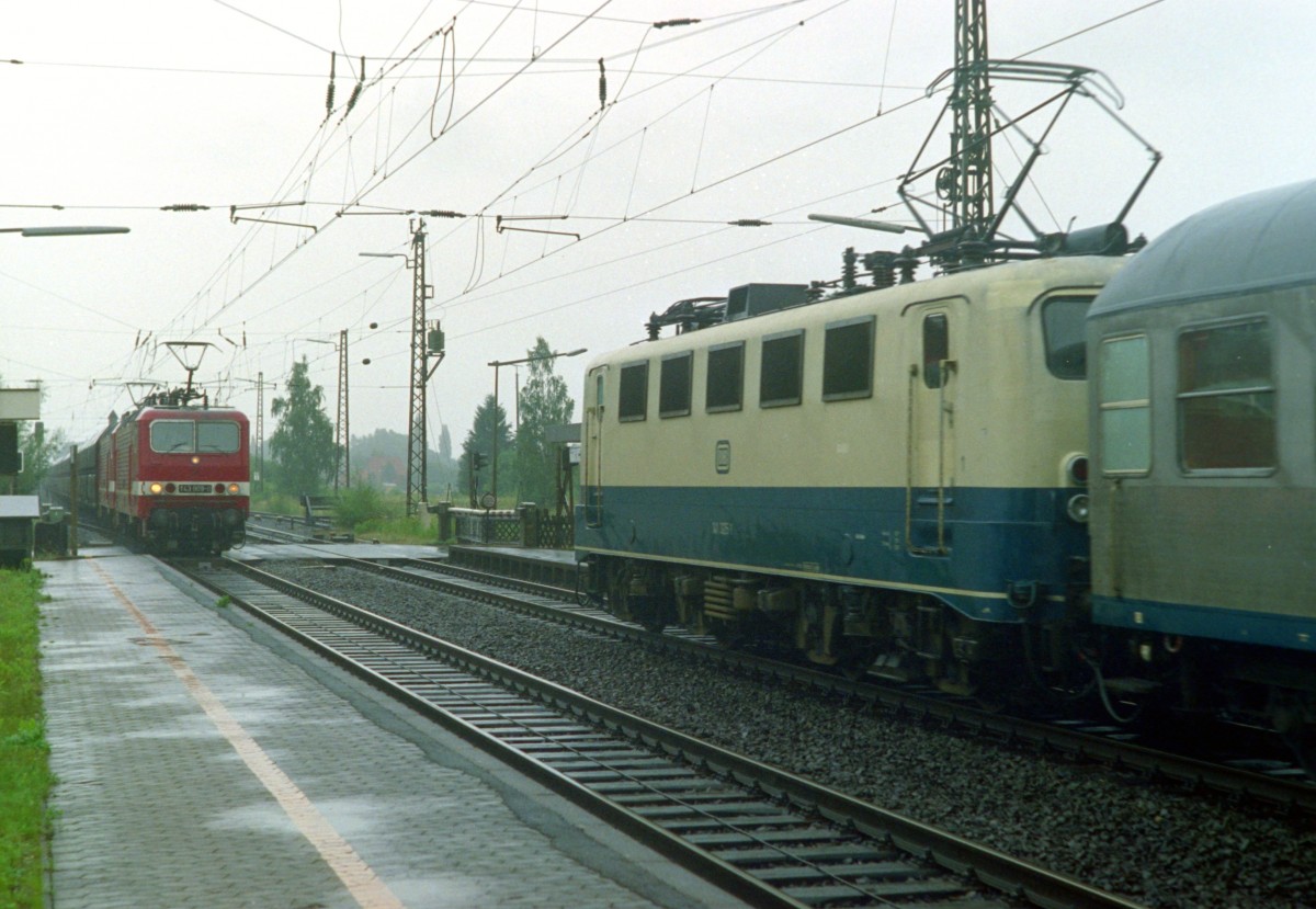 143 909 mit Gterzug Richtung Minden (Westf) und 141 325 mit E 3923 (Bielefeld Hbf–Celle) am 27.07.1993 in Kirchhorsten