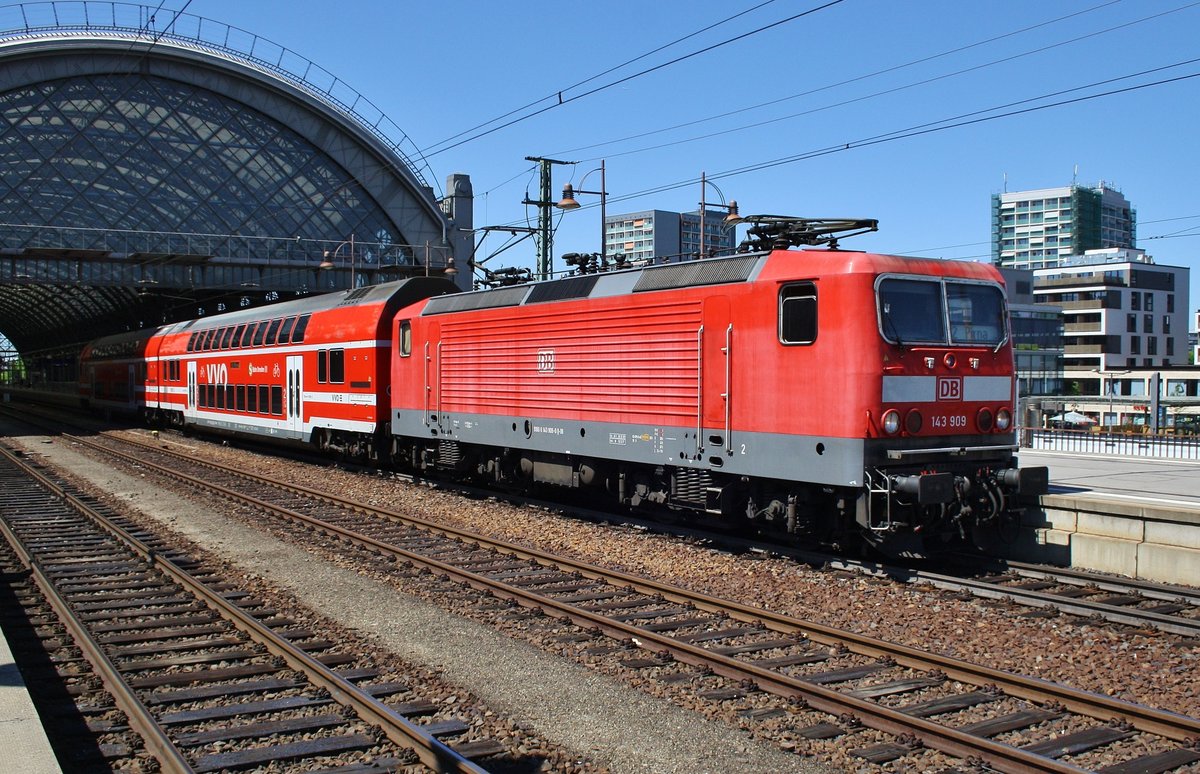 143 909 verlässt am 27.5.2017 mit der S2 von Dresden Flughafen nach Pirna den Dresdener Hauptbahnhof.