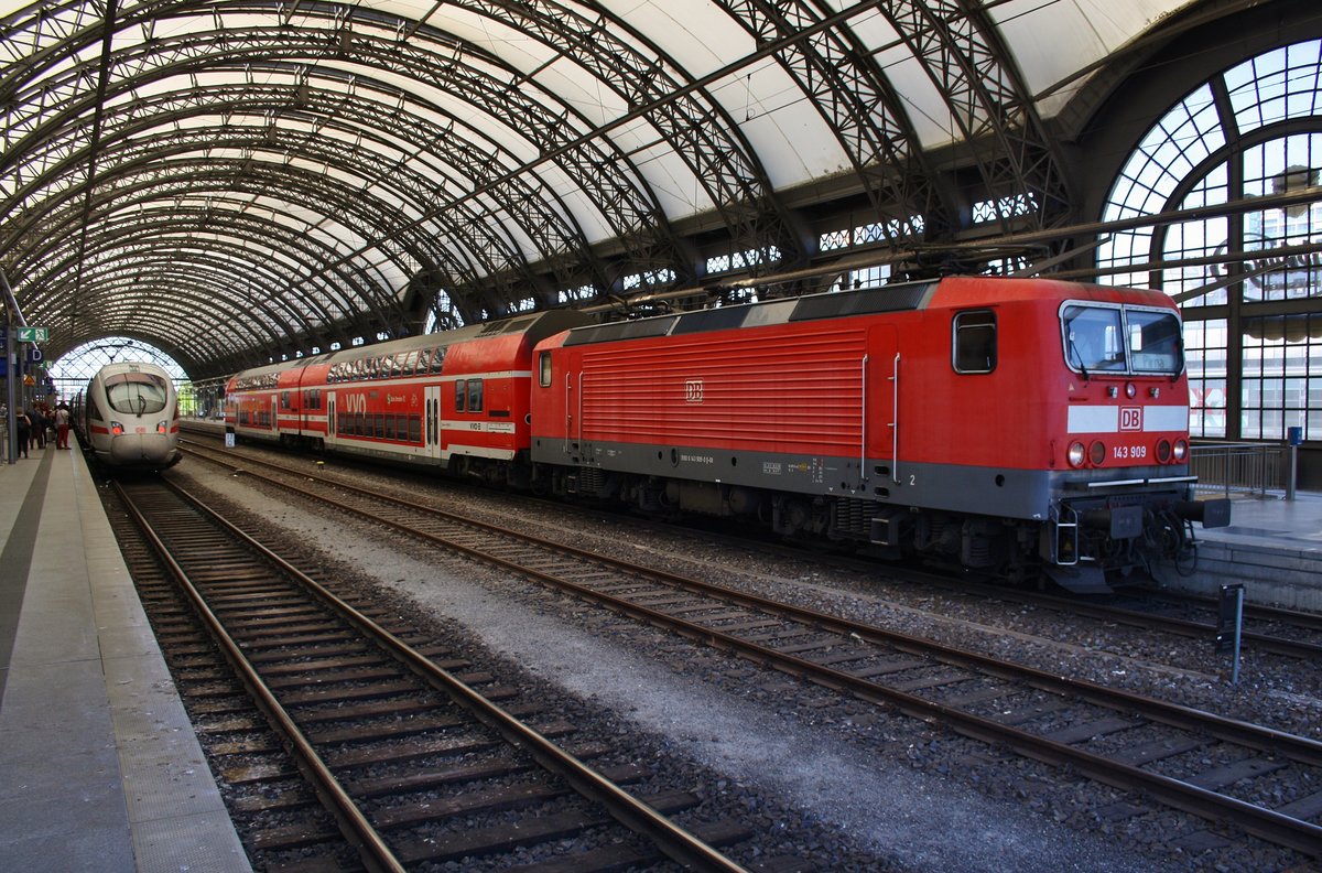 143 909 wartet am 27.5.2017 mit der S2 von Dresden Flughafen nach Pirna im Dresdener Hauptbahnhof auf Abfahrt.