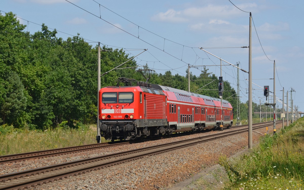 143 910 erreicht mit einer RB nach Leipzig am 09.08.15 Burgkemnitz.