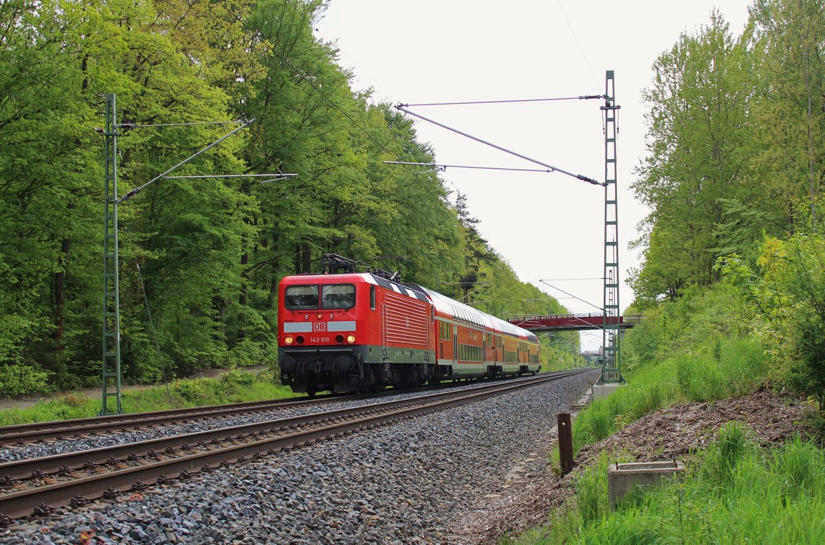 143 910 mit RE 4796 am 18.05.16 in Jößnitz.