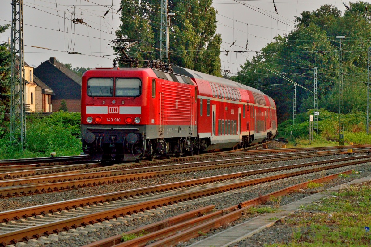 143 910 schiebt eine RB 27 aus dem Rheydter Hbf in Richtung Odenkirchen heraus.29.8.2013