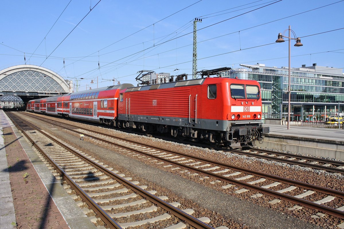 143 910 verlässt am 30.9.2017 mit der S1 von Meißen Triebischtal nach Bad Schandau den Dresdener Hauptbahnhof.