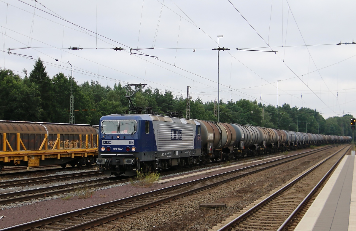 143 916-5 (RBH 108) mit Kesselwagenzug in Fahrtrichtung Süden. Aufgenommen am 22.07.2014 in Eystrup.