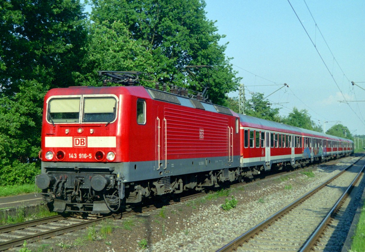 143 916 mit RB 24050 (Hamburg-Neugraben–Stade) am 08.06.2006 in Neukloster