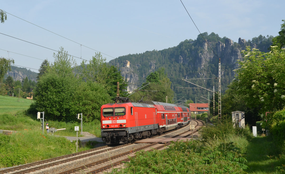 143 919 führte am Morgen des 11.06.19 eine S-Bahn nach Schöna durch Rathen.