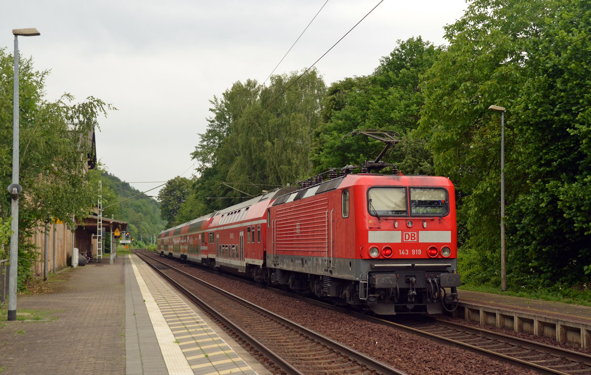 143 919 legte am 10.06.19 auf dem Weg von Schöna nach Meißen Triebischtal in Krippen einen Halt ein. Auch in ihrem Wagenpark lief ein Doppelstockwagen älterer Bauart mit.