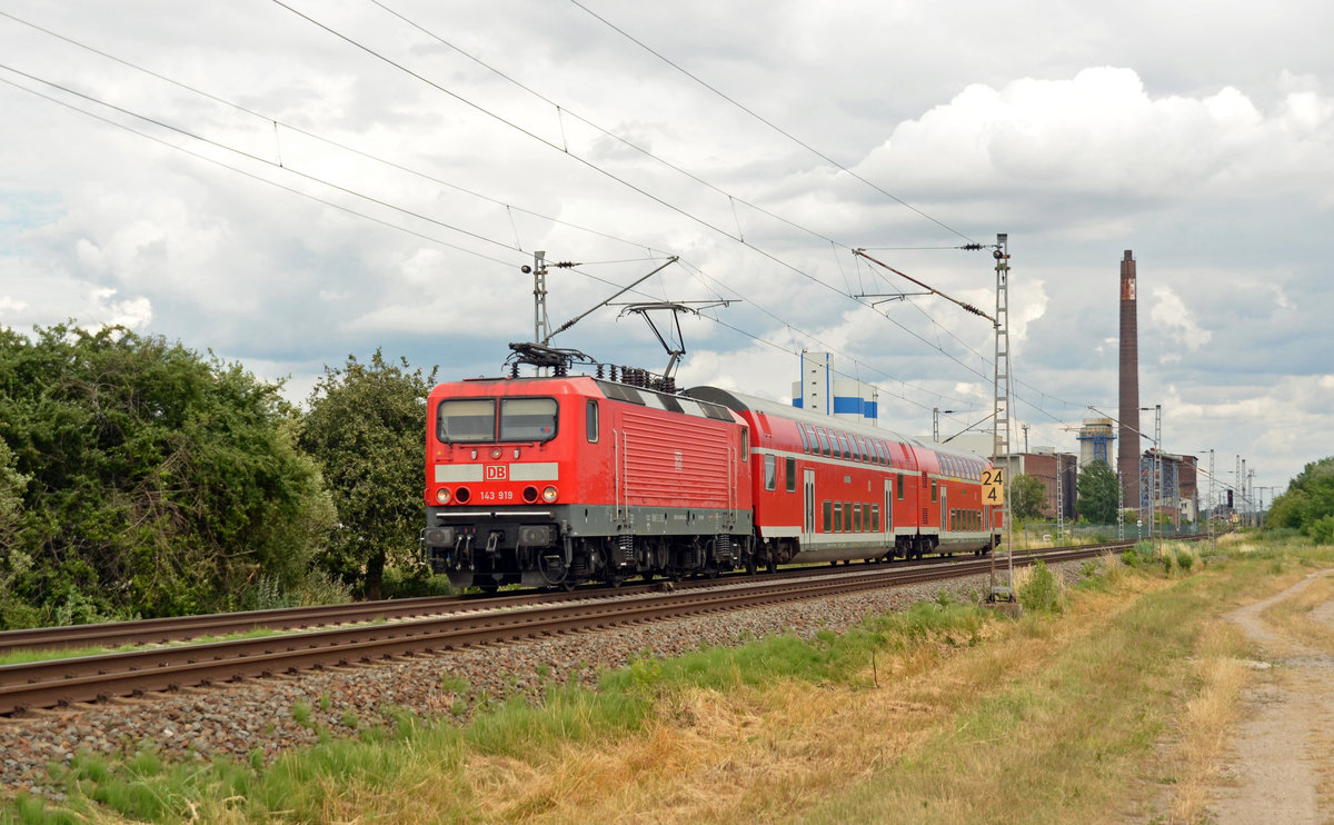 143 919 war am 29.06.20 auf der S9 zwischen Eilenburg und Halle(S) im Einsatz. Hier passiert der Zug Delitzsch Richtung Halle(S).