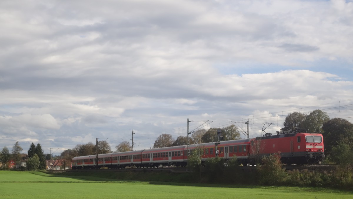 143 922 zieht ihre RB von Geislingen nach Plochingen über die Filstalbahn. Hier befindet sie sich gerade zwischen Ebersbach und Reichenbach. Oktober 2014. 