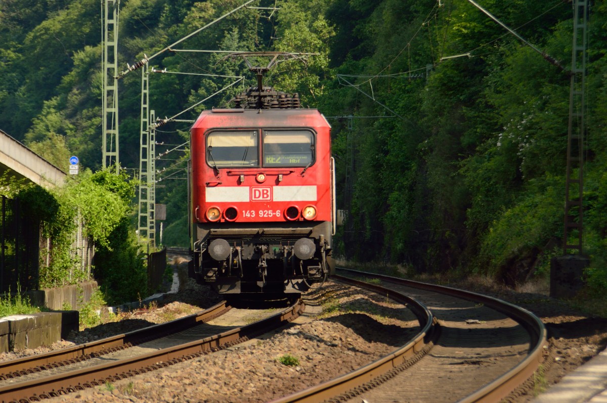 143 925-6 kommt bei Hirzenach mit einem RE2 Sandwich aus Frankfurt nach Koblenz herangefahren.1.6.2014