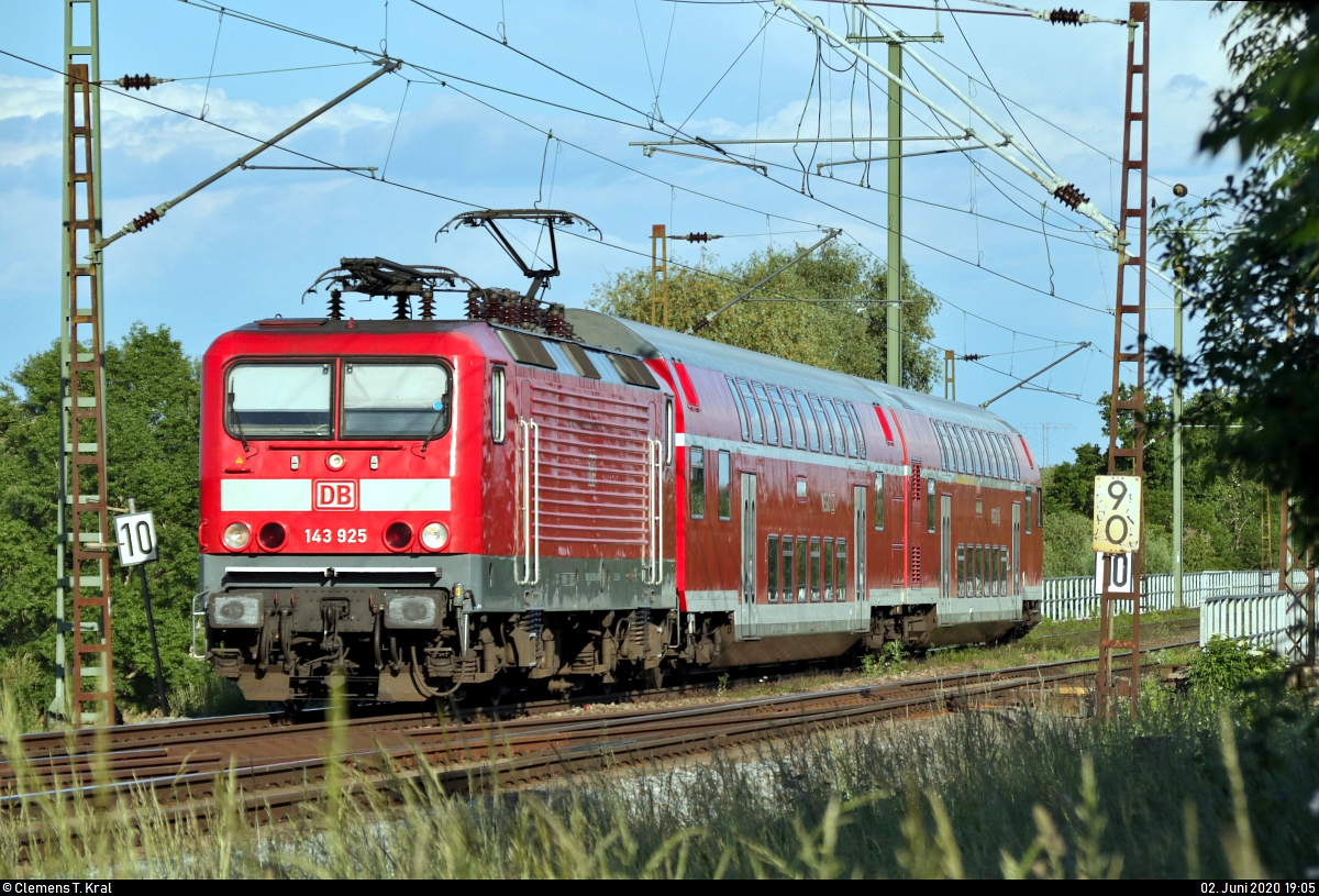 143 925-6 der S-Bahn Mitteldeutschland (DB Regio Südost) als S 37756 (S7) von Halle(Saale)Hbf nach Halle-Nietleben fährt durch die Saaleaue bei Angersdorf auf der Bahnstrecke Halle–Hann. Münden (KBS 590).
[2.6.2020 | 19:05 Uhr]