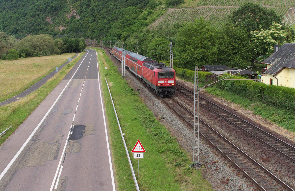 143 925 fährt auf der Saarstrecke zwischen Wiltingen und Schoden. Nach dem Fahrplanwechsel Dezember 2014 sollen die 143er in der Region Saarbrücken - Trier verschwunden sein. Regionalexpress Koblenz - Saarbrücken - Bahnstrecke 3230 Saarbrücken - Karthaus am 15.06.2014