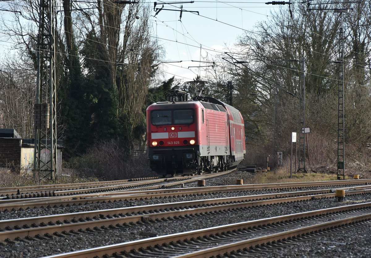 143 925 kommt mit einem RB 27 in Rheydt Hbf eingefahren, hier verlässt sie den eingleisigen Abschnitt zwischen Rheydt Hbf und Bf Rheydt-Odenkirchen. 12.3.2018