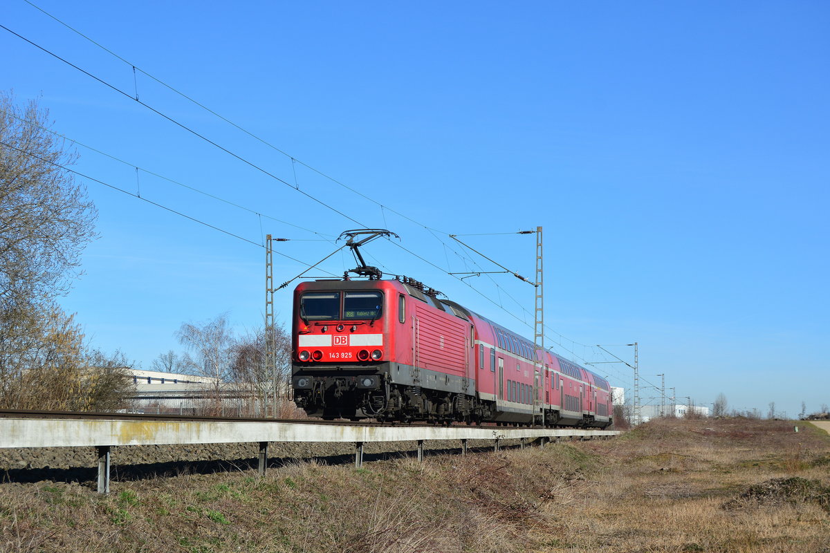 143 925 schiebt ihre RB27 durch Jüchen gen Grevenbroich.

Jüchen 25.02.2019